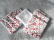 Lot panier en tissu motif fleur rouge et grise et tissu intérieur blanc avec ses 7 lingettes assortis en éponge bambou blanche