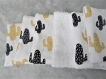 Lot de 7 lingettes démaquillante fait main tissu coton motif cactus doré gris et noir sur fond blanc et éponge bambou blanche