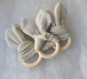 Hochet oreille de lapin anneau en bois naturel, tissu coton étoile bleu et tissu doudou tout doux. anneau de dentition