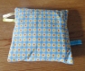 Bouillotte sèche carré aux grains de riz déhoussable, housse tissu coton motif rond jaune fleur sur fond bleu..