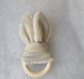 Hochet oreille de lapin anneau en bois naturel, tissu coton étoile bleu et tissu doudou tout doux. anneau de dentition