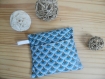 Bouillotte sèche carré aux grains de riz déhoussable, housse tissu coton motif éventail bleu et orangé.