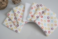 Lot de 7 lingettes démaquillante lavante fait main tissu coton motif rond multicolore sur fond blanc et polaire blanche