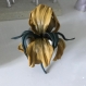 Broche fleur d'iris en cuir naturel accessoire pour femmes sur sac sur manteau cadeau