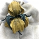 Broche fleur d'iris en cuir naturel accessoire pour femmes sur sac sur manteau cadeau