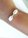 Bracelet femme minimaliste de chaîne  agrémenté d'un duo de cauris - plaqué or