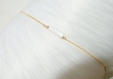 Bracelet femme délicat / chaîne fine avec perle tube de nacre /cadeau femme  /doré à l 'or fin