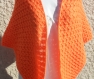 Châle tricoté main de couleur orange avec des mailles croisées