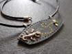 C#028 - collier avec pendentif en argile polymère et breloque