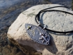 C#028 - collier avec pendentif en argile polymère et breloque