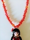 Collier playmobil, perles rouges, figurine rouge, noire