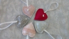 Mini coeur décoratif à suspendre collection douceur en gris/rose en tissu