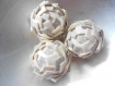 Boule décorative en forme de pomme de pain fait main en tissu - décoration intérieure tons blanc/beige/crème petits pois