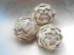 Boule décorative en forme de pomme de pain fait main en tissu - décoration intérieure tons blanc/beige/crème petits pois