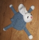 Doudou lapin bleu et blanc crocheté (fait main et unique)