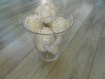 Boule decorative en forme de pomme de pin fait main  en tissu - decoration interieur tons blanc/beige/dore esprit noel scintillant