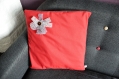 Housse de coussin rouge avec une fleur 40 x 40 cm à rabat 