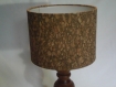 Abat-jour cylindrique recouvert de liège à paillette dorées. diamètre 20 cm sur une hauteur de 15 cm.