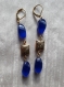 Boucles d'oreilles perles œil de chat bleues grain de riz torsadées et métal doré motif feuilles longueur totale 7 cm.