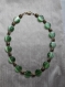 Collier perles œil de chat vert ronde plate et perles métal doré rectangle motifs ethnique 50 cm de long.