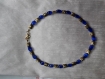Collier perles œil de chat bleues grain de riz torsadées, et perles métal doré carrées motif feuilles 50 cm de long.