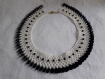 Collier noir et blanc, netting, rocailles japonaises blanches, disques et perles noires ovales à facettes, 38,50 cm. 