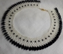 Collier noir et blanc, netting, rocailles japonaises blanches, disques et perles noires ovales à facettes, 38,50 cm. 