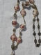 Collier sautoir, bohème chic, en perles de verre à inclusion vieux rose et sable doré et chaîne ajourée métal doré. 