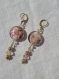 Boucles d'oreilles bohème chic. perles en verre inclusions vieux rose et doré. longueur 70 mm