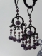 Boucles d'oreilles bohème chic, monture noire, perles verre rondes ovales à facettes aubergine à reflets. 70 mm.