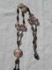 Collier sautoir, perles à inclusions tons rose et doré, style murano, sur maillons ovales ajourés, 53 cm.