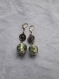 Boucles d'oreilles bohème chic, perles verre type murano, inclusions vertes dorées et disque métal ethnique. 70 mm.