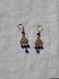 Boucles d'oreilles bohème chic, perles verre bleues à facettes, cristal, chandelier doré ajouré en métal. 65 mm.