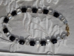 Collier en perles de verre carrées à facettes noires et transparentes, perles de métal tressé. 48 cm.