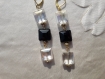 Boucles d'oreilles en perles de verre carrées à facettes, noires et transparentes avec perles de métal tressé. 75 mm.