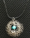 Pendentif fait au crochet avec du fil artistique métallique, perle bleu - crocheted wire with a blue bead
