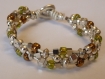 Bracelet original  3 rangs cuir blanc nacré avec perles acier et en verre bronze et vertes