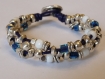 Bracelet original 3 rangs cuir violet avec perles acier et verre bleues et blanches