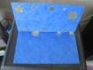 Carte de noël bleue avec cadeau 