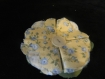 Broche en tissu jaune et fleurs bleu avec un bouton beige 