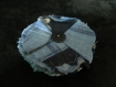 Broche en tissu noir et bleu avec un bouton noir 