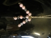 Sautoir en métal argenté avec pendentifs en perles rose et noir 