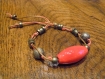 Bracelet fil coton ciré rouge, perles en céramique rouge et métal bronze