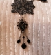 Joli collier metal argente perles a facettes cristal et noires