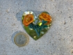 Miniature décorative - deux roses oranges sur un miroir en forme de coeur - saint valentin