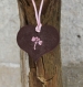 Sautoir pendentif coeur en bois peint aux couleurs marron-rose décoré main modèle 