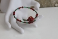 Bracelet s (monté sur fil à mémoire de forme) rouge et vert en perles de verre-métal et bois modèle 