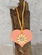 Sautoir pendentif coeur en bois peint aux couleurs pêche et jaune décoré main modèle 