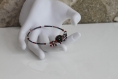 Bracelet s (monté sur fil à mémoire de forme) en perles nacrées-perles de verre aux couleurs noire-bleue-rouge modèle 