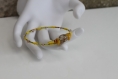 Bracelet s (monté sur fil à mémoire de forme) en perles semi-précieuses teintées-perles de verre jaunes modèle 